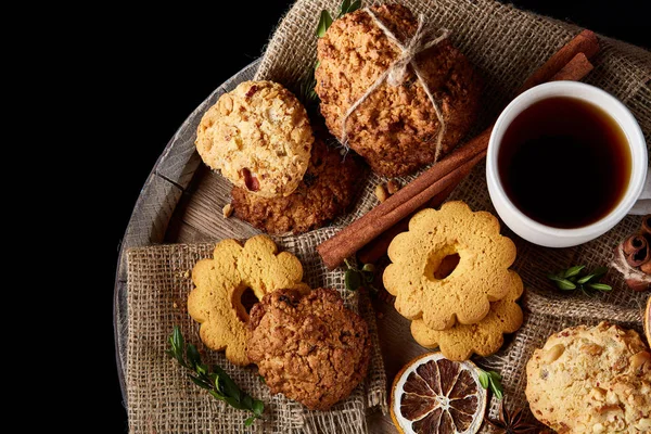 Geleneksel Noel çay bir fincan sıcak çay, kurabiye ve dekorasyon ahşap zemin, seçici odak konseptiyle