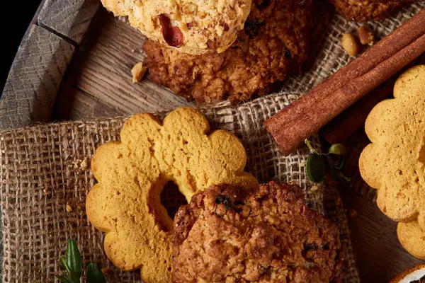Tanımlama bilgileri ve tarçın bir ahşap varil, seçici odak, yakın çekim çeşitler ile kavramsal kompozisyon