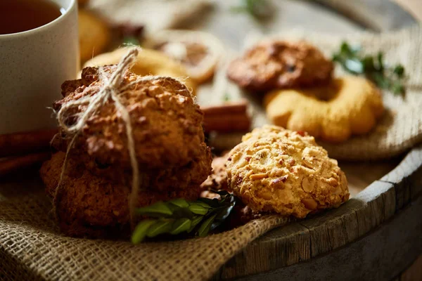 Tanımlama bilgileri ve tarçın bir ahşap varil, seçici odak, yakın çekim çeşitler ile kavramsal kompozisyon