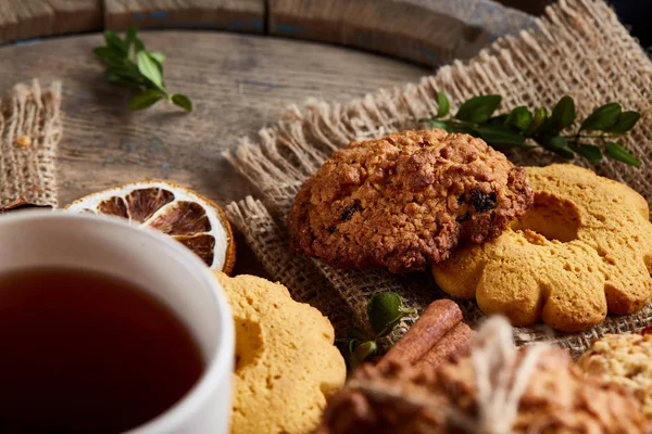 Geleneksel Noel çay bir fincan sıcak çay, kurabiye ve dekorasyon ahşap zemin, seçici odak konseptiyle