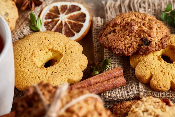 Geleneksel Noel çay bir fincan sıcak çay, kurabiye ve dekorasyon ahşap zemin, seçici odak konseptiyle