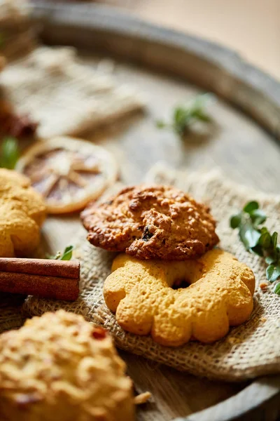 Tanımlama bilgileri ve tarçın bir ahşap varil, seçici odak, yakın çekim çeşitler ile kavramsal kompozisyon