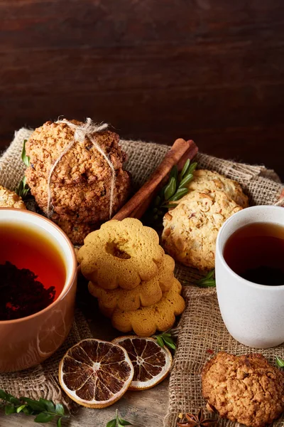 Geleneksel Noel çay bir fincan sıcak çay, kurabiye ve dekorasyon ahşap zemin, seçici odak konseptiyle