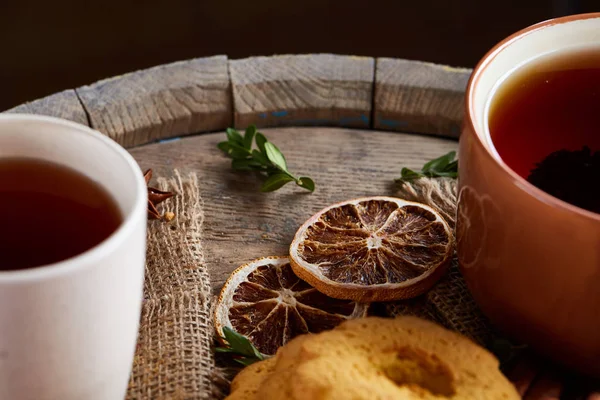 Geleneksel Noel çay bir fincan sıcak çay, kurabiye ve dekorasyon ahşap zemin, seçici odak konseptiyle