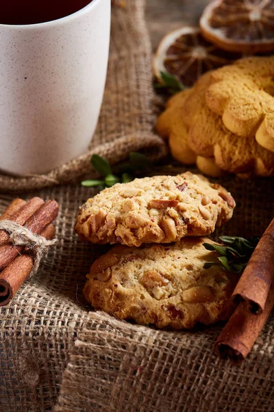 Geleneksel Noel çay bir fincan sıcak çay, kurabiye ve dekorasyon ahşap zemin, seçici odak konseptiyle