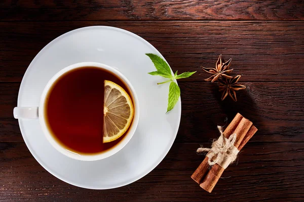 Bir fincan çay cinnamom, nane yaprakları ve anasonu meyvelerini havai görünümü. Yakın çekim fotoğraf.