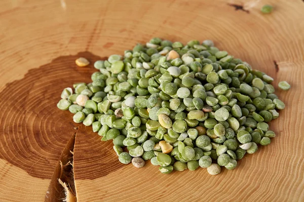 Yeşil bezelye rustik ahşap arka plan, yakın çekim, en iyi görünüm, seçici odak yığını.