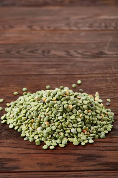 Yeşil bezelye rustik ahşap arka plan, yakın çekim, en iyi görünüm, seçici odak yığını.