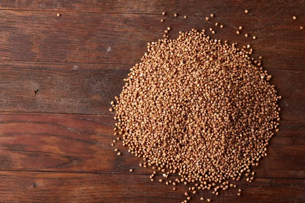 Karabuğday kabuğu çıkarılmış tane ahşap arka plan, üstten görünüm, yakın çekim, seçici odak, sığ derinlik-in tarla yığını