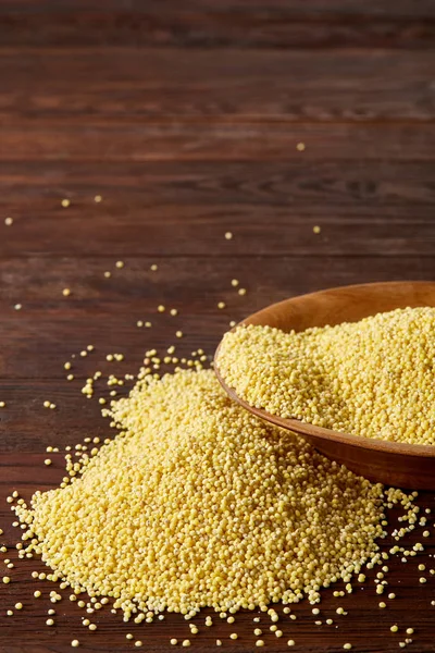 Darı rustik ahşap arka plan, üstten görünüm, yakın çekim, seçici odak ile ahşap bir yemek.