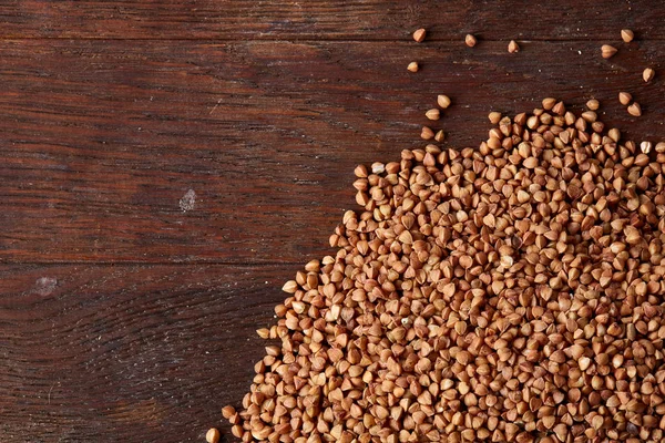 Karabuğday kabuğu çıkarılmış tane ahşap arka plan, üstten görünüm, yakın çekim, seçici odak, sığ derinlik-in tarla yığını