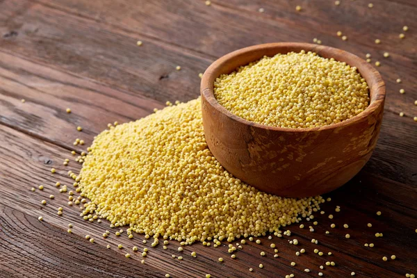 Darı rustik ahşap arka plan, üstten görünüm, yakın çekim, seçici odak ile ahşap bir yemek.