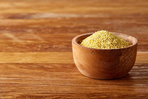 Darı rustik ahşap arka plan, üstten görünüm, yakın çekim, seçici odak ile ahşap bir yemek.