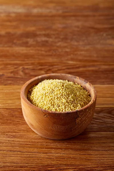 Darı rustik ahşap arka plan, üstten görünüm, yakın çekim, seçici odak ile ahşap bir yemek.