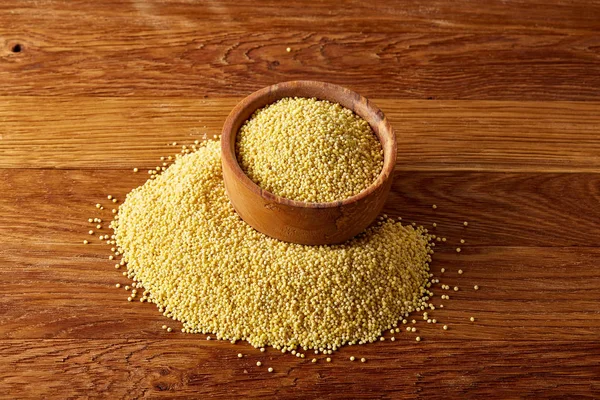 Darı rustik ahşap arka plan, üstten görünüm, yakın çekim, seçici odak ile ahşap bir yemek.