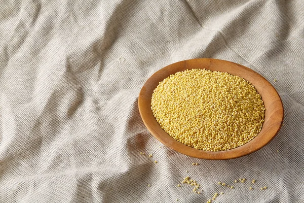 Darı bir ahşap arka plan, üstten görünüm, yakın çekim, seçici odak iki kase.