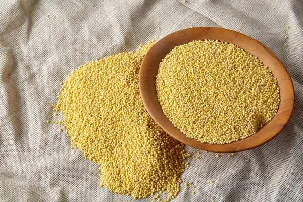 Darı bir ahşap arka plan, üstten görünüm, yakın çekim, seçici odak iki kase.