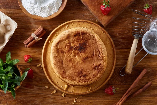 Lezzetli pasta kesme tahtası üzerinde ahşap arka plan, yakın çekim, selctive odak üzerinde taze organik çilek ile.