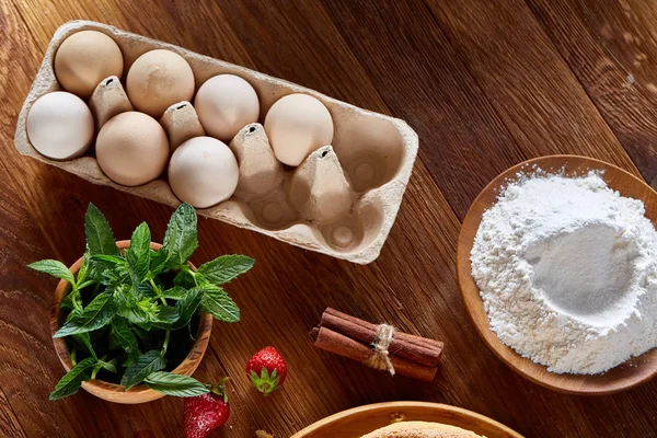 Taze nane bir kapta yaprakları ahşap masa, yakın çekim, seçici odak, sığ derinlik-in tarla.