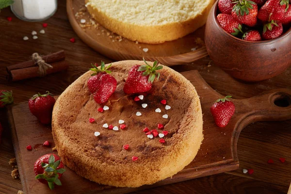 Lezzetli pasta kesme tahtası üzerinde ahşap arka plan, yakın çekim, selctive odak üzerinde taze organik çilek ile.