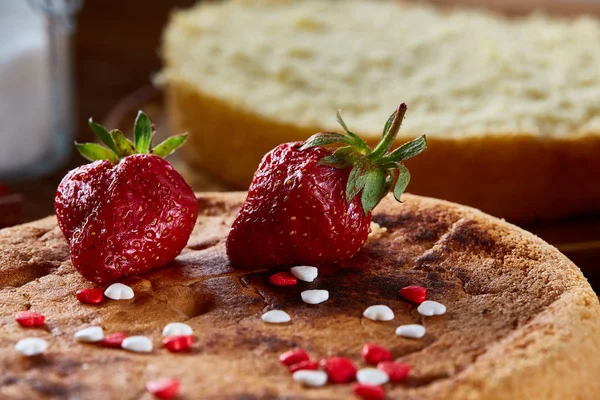 Lezzetli pasta kesme tahtası üzerinde ahşap arka plan, yakın çekim, selctive odak üzerinde taze organik çilek ile.