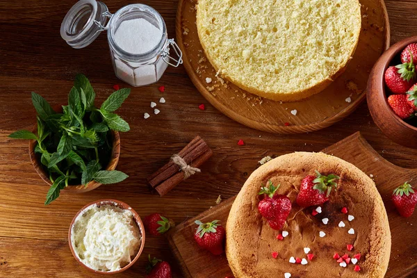 Lezzetli pasta kesme tahtası üzerinde ahşap arka plan, yakın çekim, selctive odak üzerinde taze organik çilek ile.