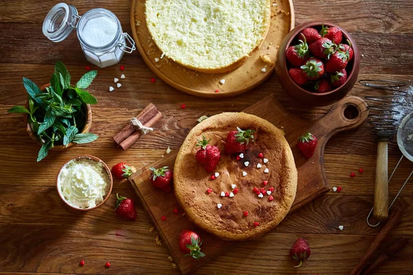 Lezzetli pasta kesme tahtası üzerinde ahşap arka plan, yakın çekim, selctive odak üzerinde taze organik çilek ile.