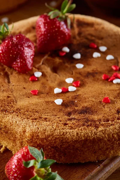 Lezzetli pasta kesme tahtası üzerinde ahşap arka plan, yakın çekim, selctive odak üzerinde taze organik çilek ile.