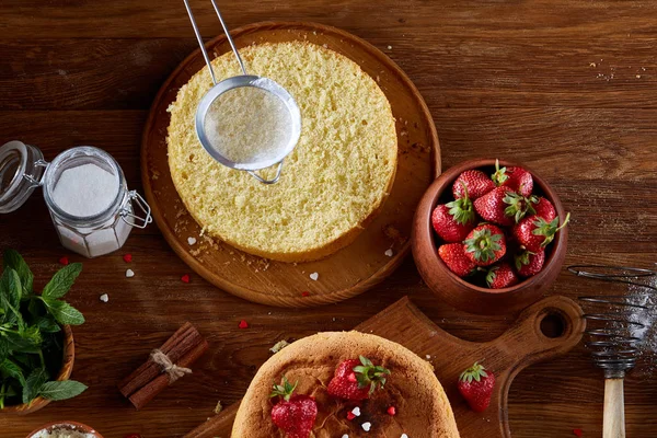 Lezzetli kek taze organik çilek ve nane, üstten görünüm, yakın çekim, selctive odak.