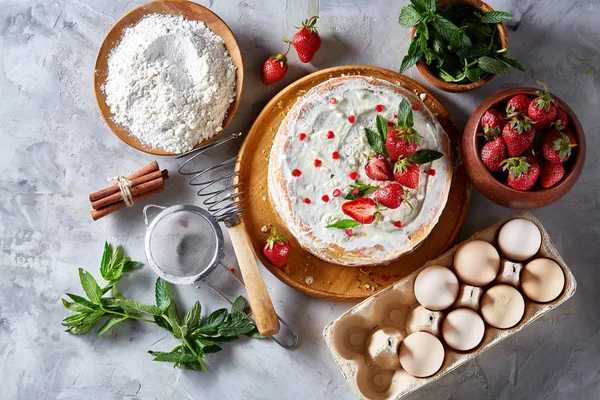 Çilekli tart beyaz arka plan üzerinde düz yatıyordu organik maddeler tarafından çevrili ekşi krem şanti ile kaplı.