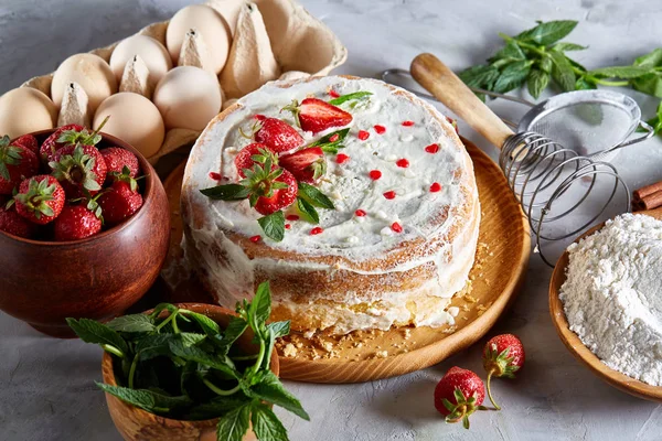 Çilekli tart beyaz arka plan üzerinde düz yatıyordu organik maddeler tarafından çevrili ekşi krem şanti ile kaplı.