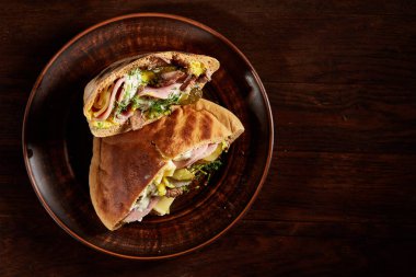 Et, peynir ve sos kil plaka ile doldurulmuş ahşap arka plan, üstten görünüm, seçici odak üzerinde Pide.