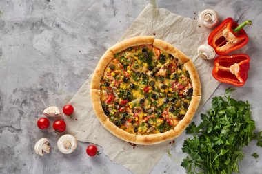 Lezzetli pizza, maydanoz, biber, mantar ve beyaz dokulu arka plan domates.