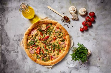 Lezzetli pizza, maydanoz, domates, mantar ve beyaz dokulu arka plan üzerine zeytin yağı.