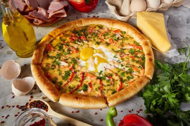 Lezzetli İtalyan pizza ve beyaz dokulu arka plan üzerinde olan maddeler.