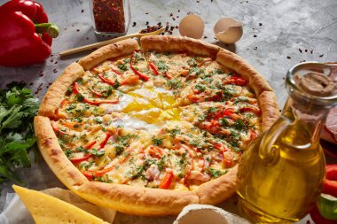 Lezzetli İtalyan pizza ve beyaz dokulu arka plan üzerinde olan maddeler.