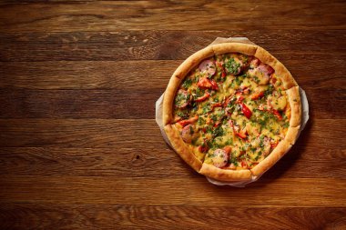 Rustik ahşap arka plan, üstten görünüm, yakın çekim, seçici odak lezzetli pizza fırından yeni çıkmış.