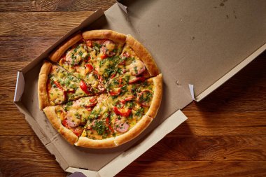 içinde teslimat pizza kutusu.