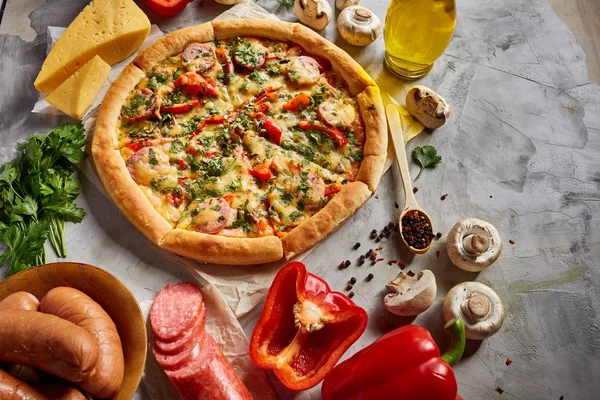 Lezzetli İtalyan pizza ve beyaz dokulu arka plan üzerinde olan maddeler.