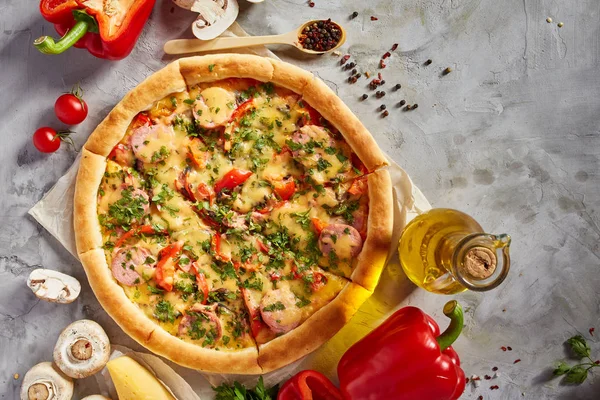 Lezzetli İtalyan pizza ve beyaz dokulu arka plan üzerinde olan maddeler.