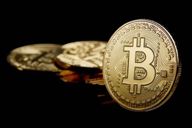 Farklı cryptocurrency bitcoins karanlık tablo, yakın çekim, seçici odak ile kavramsal görüntü.