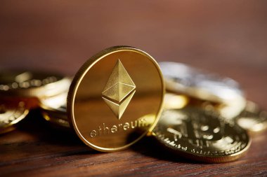 Ethereum cryptocurrency en önemli cryptocurrency kavram olarak ahşap masa üzerinde yığını üzerinde.