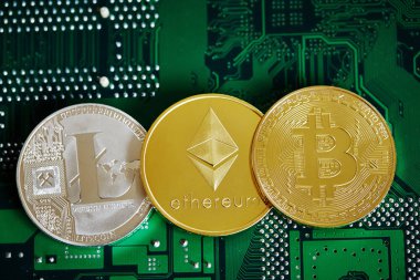 Anakart üzerinde cryptocurrencies yığını. Bitcoin en önemli cryptocurrency kavram olarak. 3D çizim