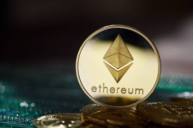 Ethereum cryptocurrency en önemli cryptocurrency kavram olarak ahşap masa üzerinde yığını üzerinde.