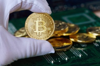 Bitcoin elinde, bitcoin, savaşı çek altın madeni para ile yumruk yumruğa, bokeh, beyaz, mavi, mor ışık arka plan üzerinde businees bitcoins adam el