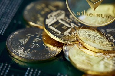 Anakart üzerinde cryptocurrencies yığını. Bitcoin en önemli cryptocurrency kavram olarak. 3D çizim