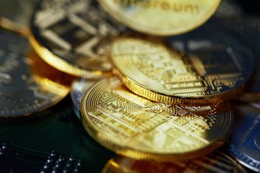 Anakart üzerinde cryptocurrencies yığını. Bitcoin en önemli cryptocurrency kavram olarak. 3D çizim