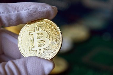 Bitcoin elinde, bitcoin, savaşı çek altın madeni para ile yumruk yumruğa, bokeh, beyaz, mavi, mor ışık arka plan üzerinde businees bitcoins adam el