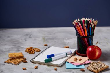 Bir defter, iki işaretleri ve jöle fasulye beyaz bir arka plan, metin, seçici odak için kopya yer üzerinde ürün yelpazesine.