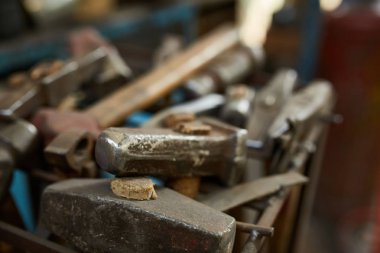 Onun forge, seçici odak üstünde metal bir parça işleme bir demirci elleri Close-up.